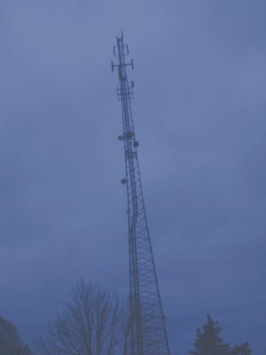 En bild på en blåtonad mast